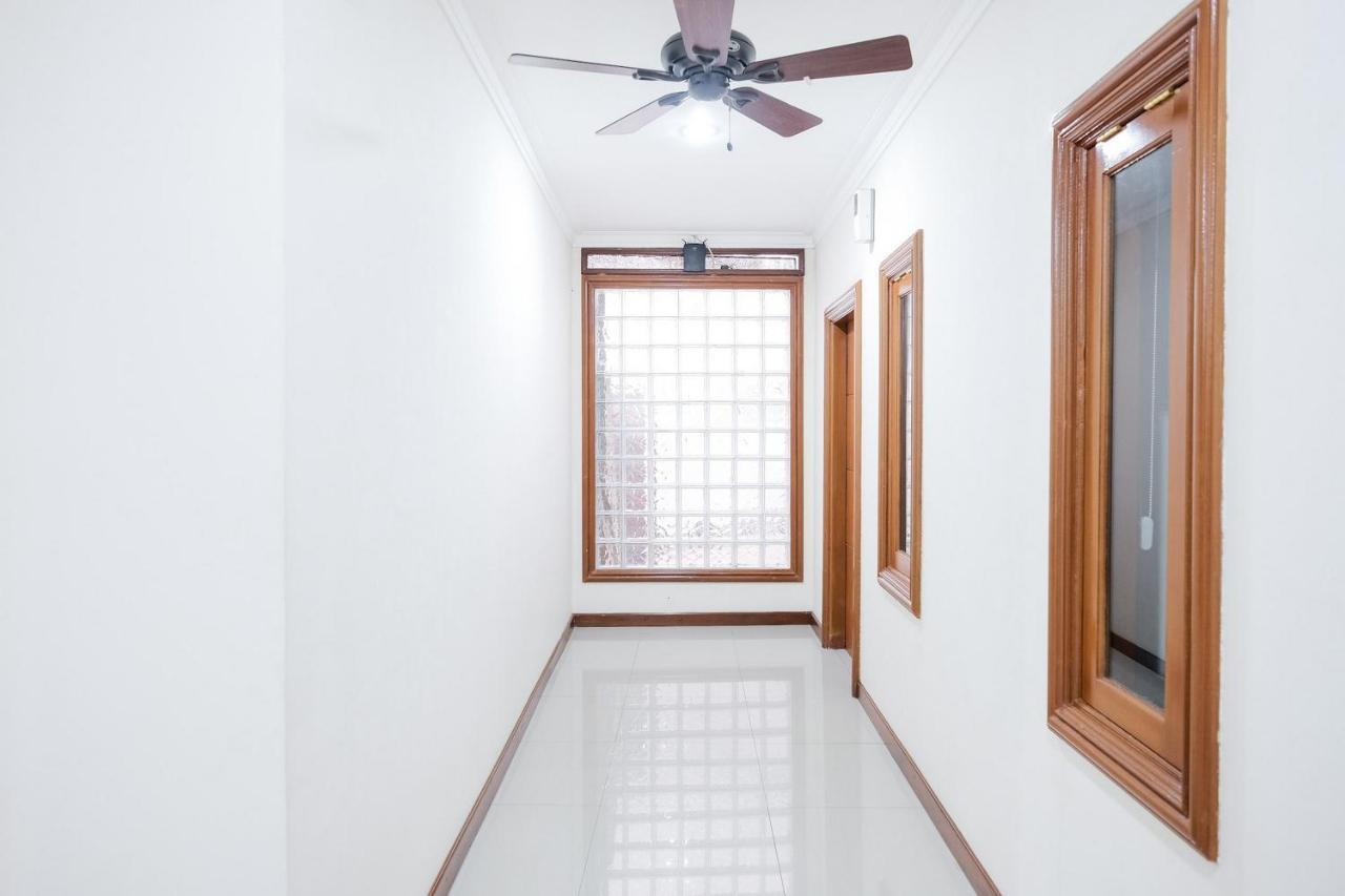Wisma Delapan Mitra Reddoorz Dżakarta Zewnętrze zdjęcie