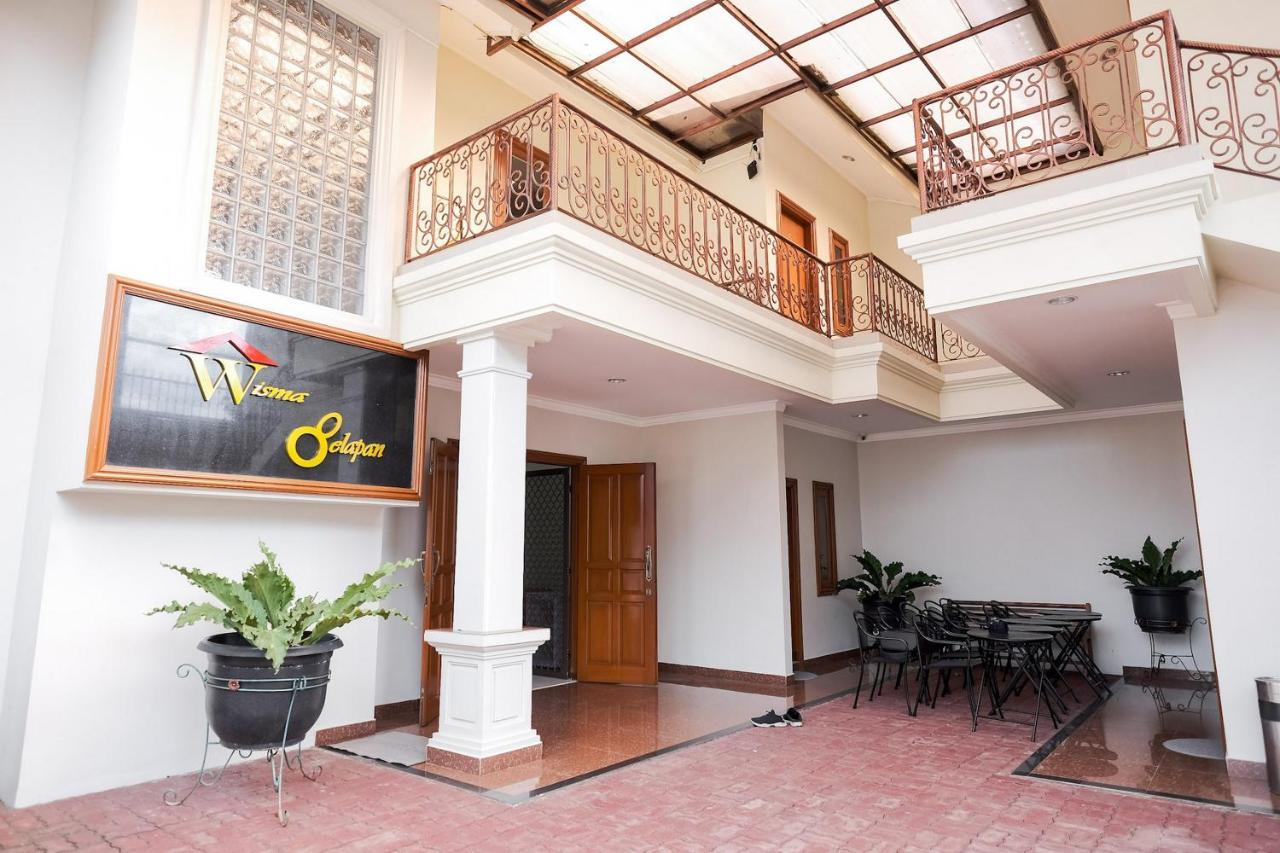 Wisma Delapan Mitra Reddoorz Dżakarta Zewnętrze zdjęcie